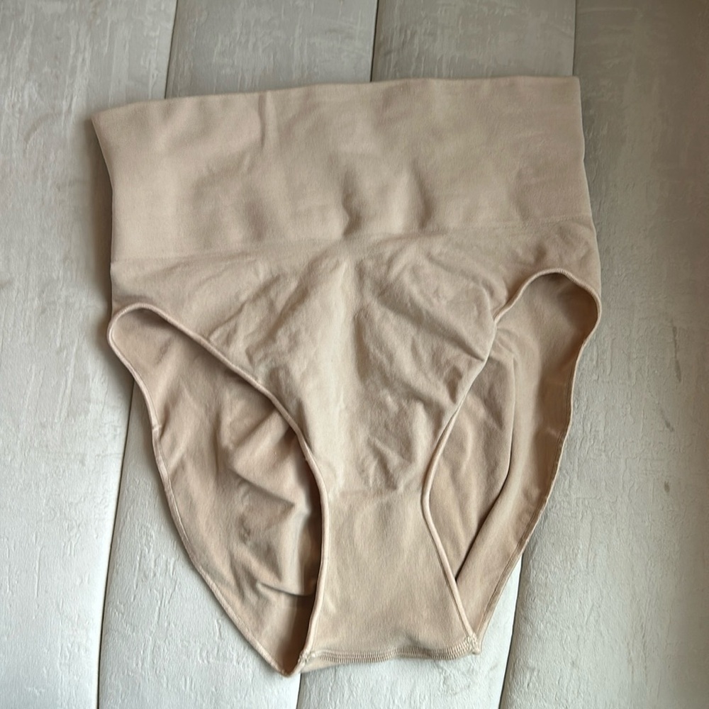 - SKIMS (B24) Sculpting CORE CONTROL Brief NWOT S/M